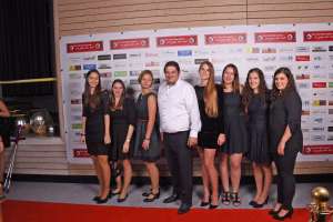 Gruppenfoto von acht Personen vor einer Sponsorenwand, stehend auf rotem Teppich für eine Veranstaltungspräsentation.