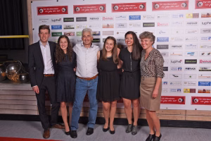 Gruppenfoto von sechs Personen vor einer Sponsorenwand, im Hintergrund Vereinsbanner als Anlassdekoration für eine Veranstaltung.