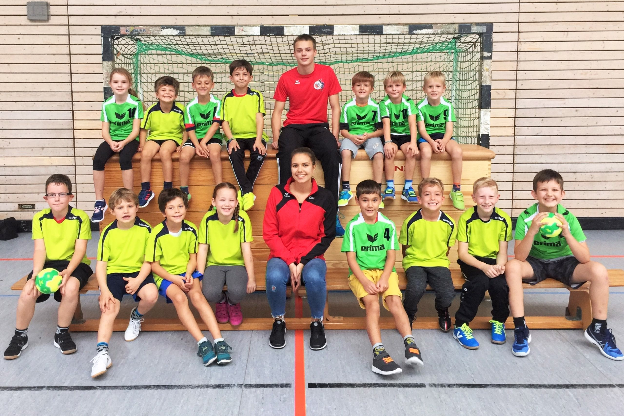 Mannschaftsbild von Kindern im Sportverein in zwei Reihen vor einem Tor, als Gruppenfoto für Training/Spielbetrieb.