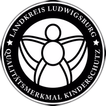Rundes Siegel mit stilisierten drei menschlichen Figuren, als Symbol für ein Kinderschutz-Qualitätssiegel im Landkreis.