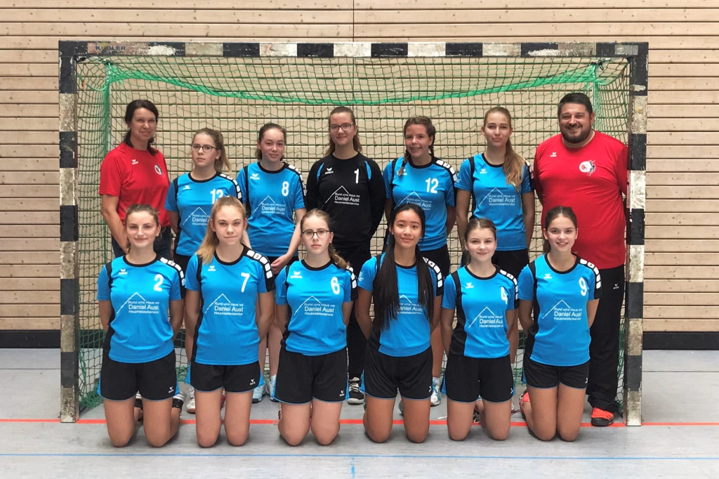 wC kassiert Niederlage in Korntal 3 Mannschaftsbild vor Handballtor: mehrere Spielerinnen und ein Betreuer in Trainingskleidung, Aufstellung für Teampräsentation und Sportbericht.