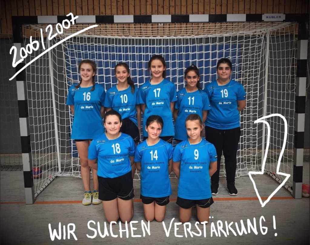 Weibliche D-Jugend sucht Verstärkung! 10 Mannschaftsfoto von Frauen in blauen Trikots vor Torwand; Kinder tragen Rückennummern, gestellte Haltung fürs Sportteam, inklusive Ergebnis-Claim „Wir suchen Verstärkung“.