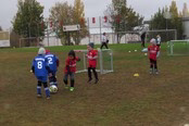 Bambinis beenden Freiluftsaison 2018 6 Fußballspiel auf einem Feld: Spieler stehen zusammen und schauen auf den Ball, um das Spielgeschehen zu starten.