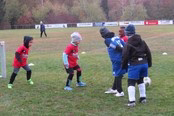 Jugendliche klettern über ein Hindernis im Trainingsfeld; mehrere Teilnehmer üben koordinierte Bewegungen und ein gemeinsames Spiel.