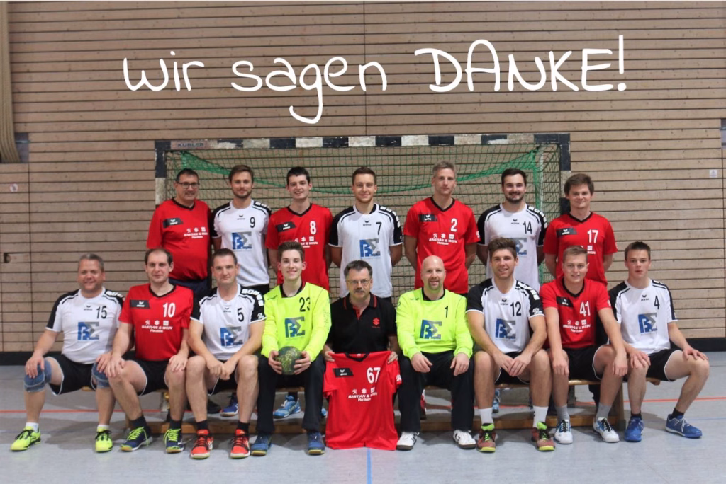 Neue Trikots für die HERREN 6 Gruppenfoto einer Handballmannschaft vor Hallenwand mit großen Schriftzug „Wir sagen DANKE!“ als Dankesbotschaft.
