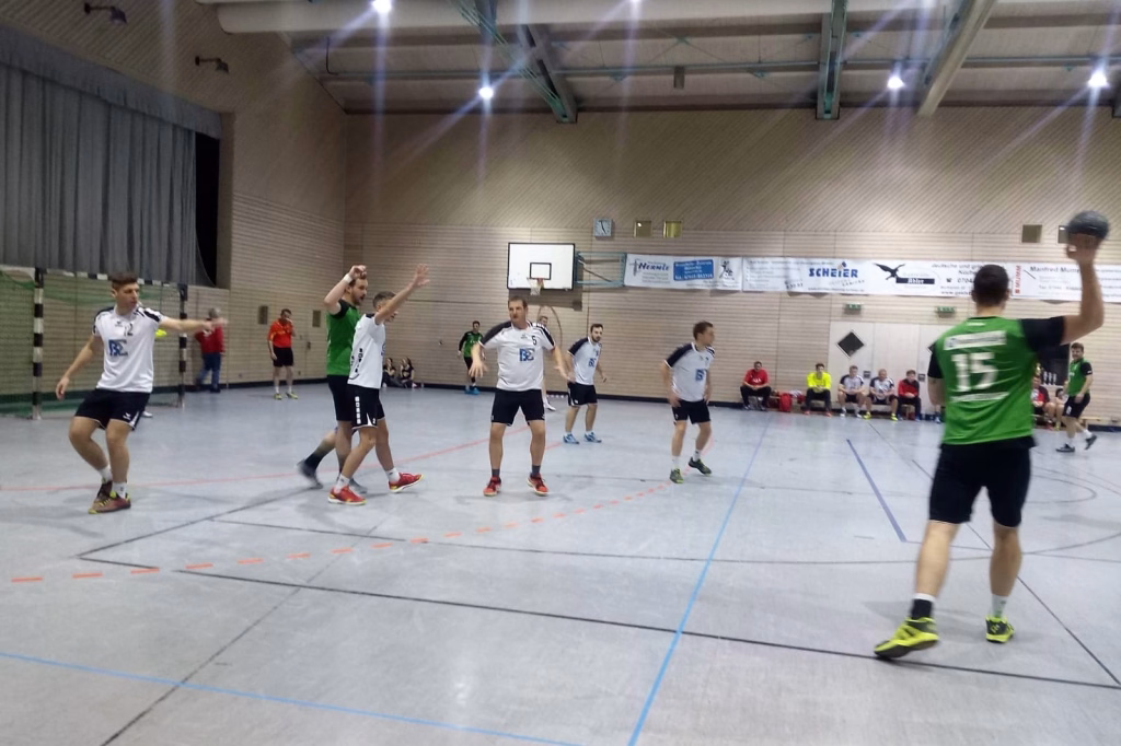 TSV Bönnigheim sichert sich den Herren-Wanderpokal 10 Handballspiel in einer Sporthalle: Spieler heben die Arme zum Wurf, Torwand und Zuschauerbank im Hintergrund.