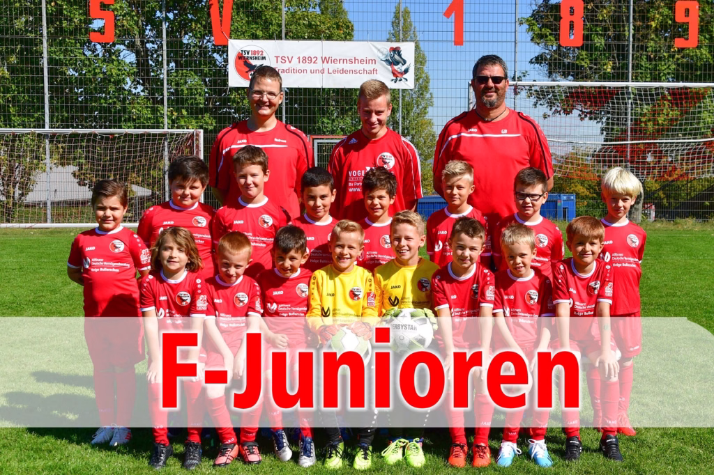 3. Spieltag des wfv in Vaihingen / Aurich am 20.10.2019 2 Mannschaftsfoto der Fußball-Jugend auf dem Trainingsplatz: mehrere Kinder in roten Trikots mit Schiedsrichter-ähnlichem Staff im Hintergrund.