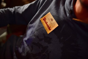 Festtag: Stoffjacke mit eingesetztem Namensschild im Fokus, leicht unscharfer Hintergrund zur Kennzeichnung.