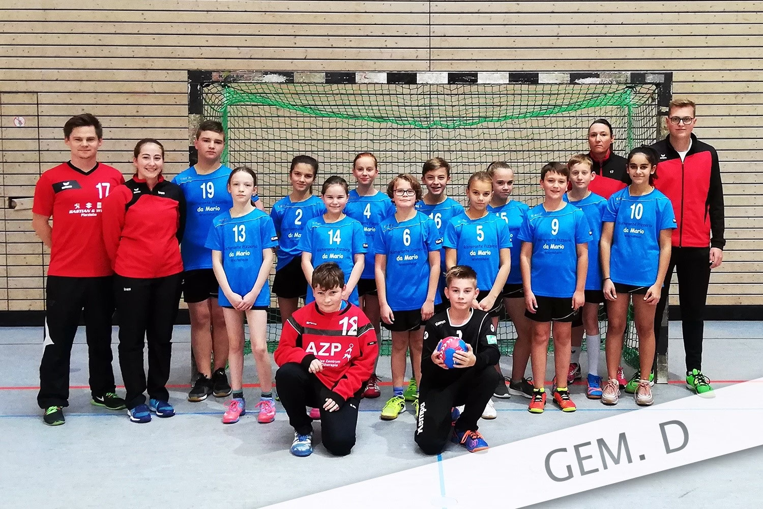 Mannschaftsbild mehrerer Kinder und Jugendlicher im Sporttrikot mit Handball vor einem Tor, als Gruppenfoto beim Turnier.