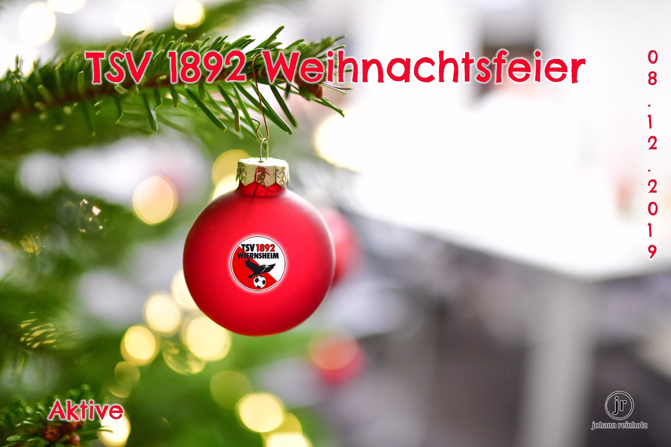 Rote Christbaumkugel mit Aufhänger am Tannenzweig vor unscharfem Hintergrund, mit Text „TSV 1892 Weihnachtsfeier“ zur Ankündigung.