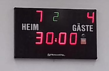 AH feiert historischen Sieg in Calw 3 Spielstandanzeige mit HEIM 7, GÄSTE 4 und verbleibender Zeit 30:00 im digitalen Display.