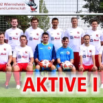 Mannschaftsfoto: Fußballteam vor dem Tor, in zwei Reihen aufgestellt, darüber ein Banner mit „AKTIVE I“.