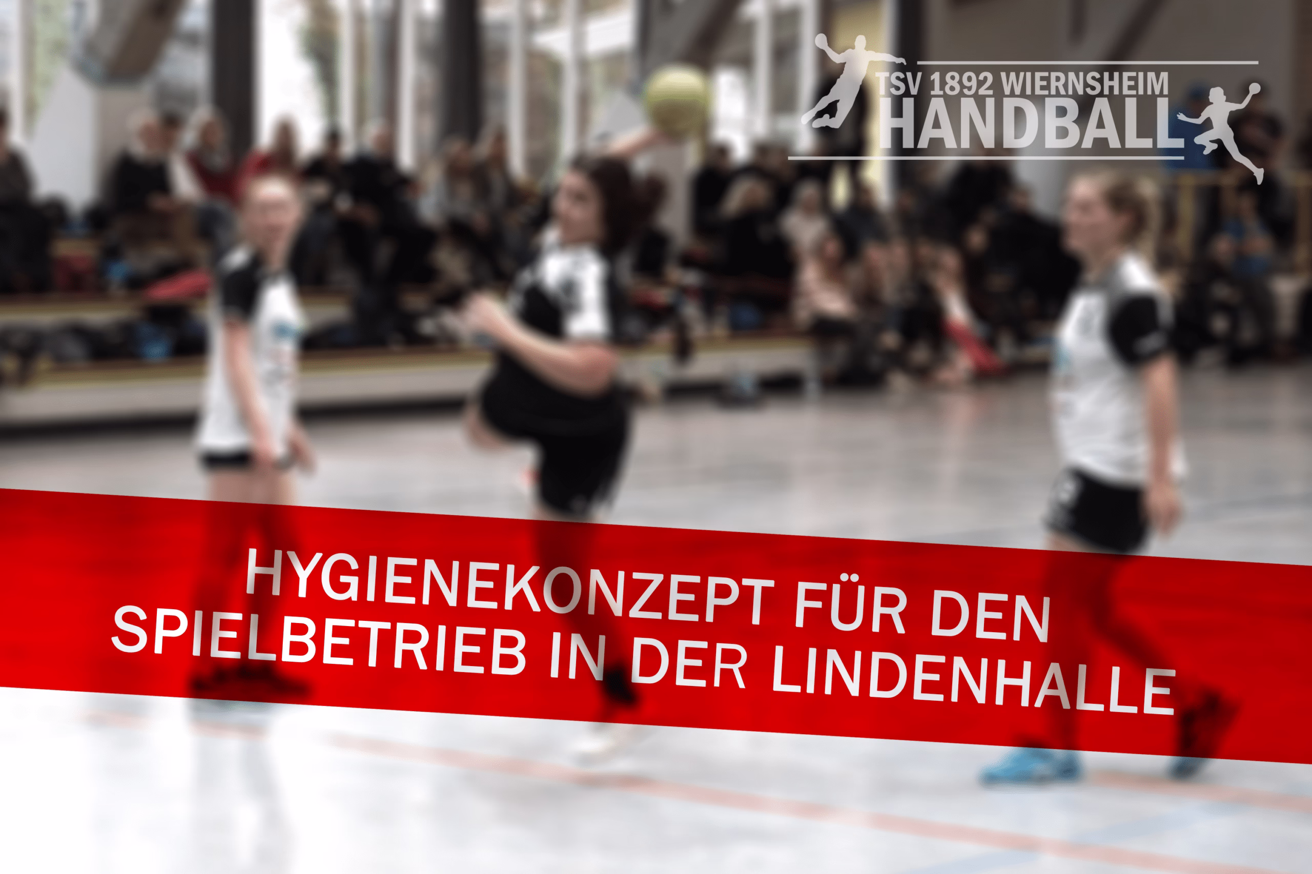 Rote Absperrband-Überschrift „Hygienekonzept für den Spielbetrieb in der Lindenhalle“ über Handballspiel in der Halle.