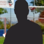 Unschlüssige Silhouette einer Person im Vordergrund, unscharfer Hintergrund mit roter „1“-Markierung und Trainings-/Hinweisschildern.